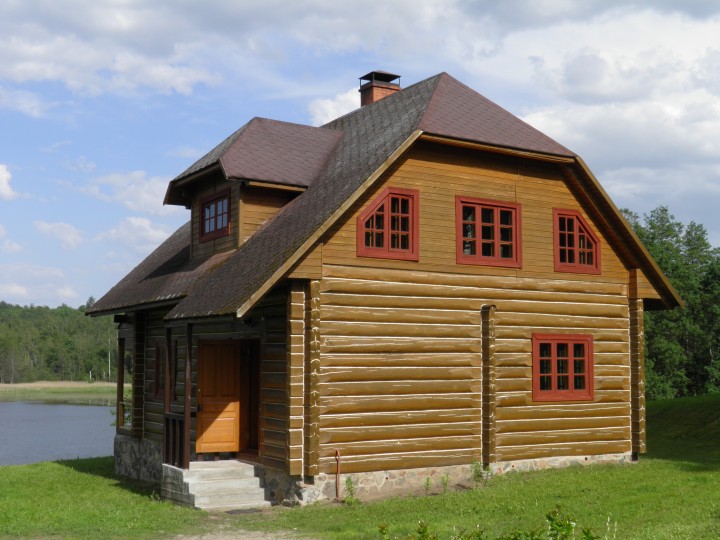 Dom uszczelniony kitem LOG HOME w kolorze białym
