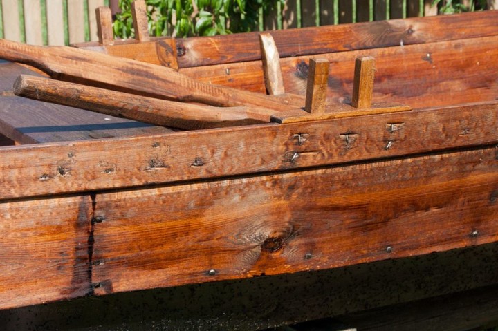 Łódź wiślana zaimpregnowana ciemnym olejem z dziegciem.