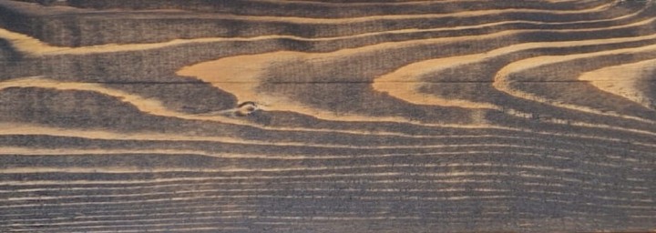 Deska pomalowana ciemnym olejem z dziegciem.