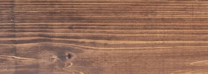 Deska pomalowana jasnym olejem z dziegciem.