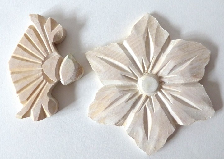 Biały - listki pomalowane farbą lnianą Natura. Listek prawy pomalowany wielokrotnie, listek lewy jeden raz. Kolor widoczny na monitorze może różnić się od efektu uzyskanego przez klienta.