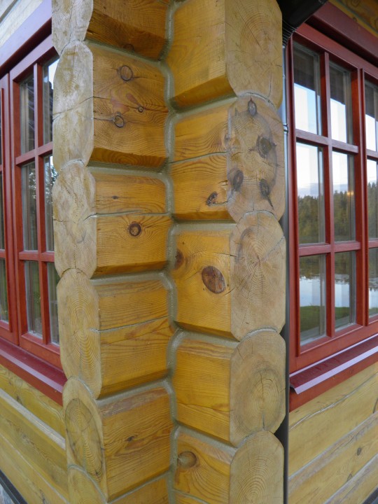 Dom uszczelniony kitem LOG HOME w kolorze szarym