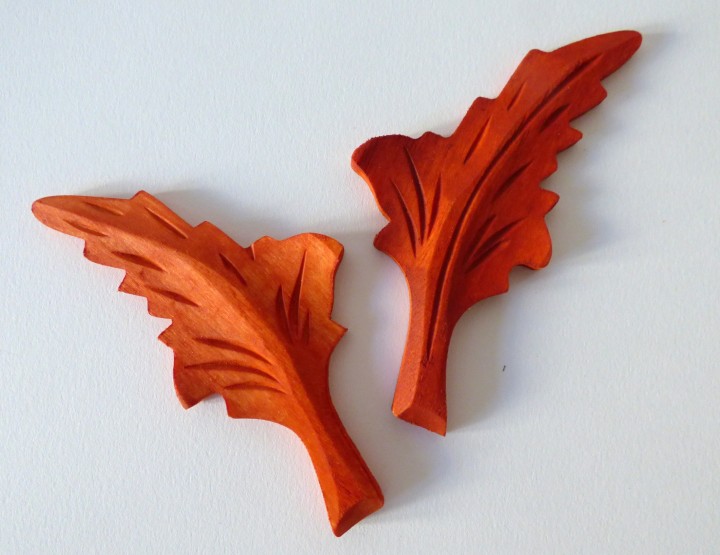 Brąz - listki pomalowane farbą lnianą Natura. Listek lewy pomalowany wielokrotnie, listek prawy jeden raz. Kolor widoczny na monitorze może różnić się od efektu uzyskanego przez klienta.