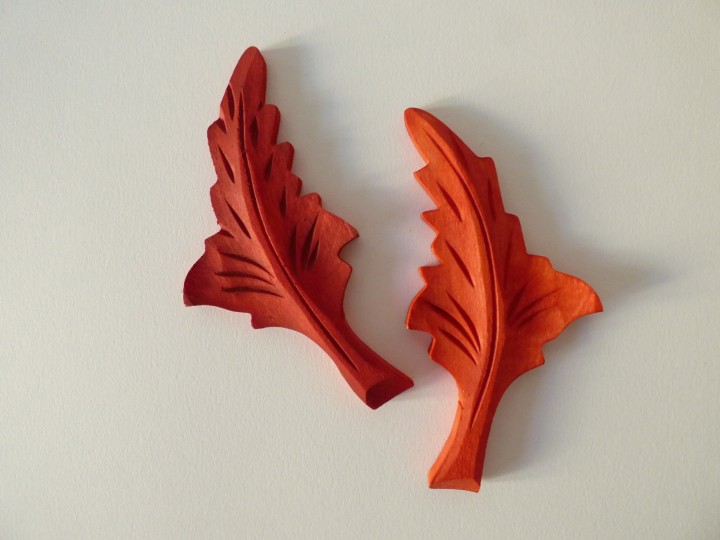 Mahoń - listki pomalowane farbą lnianą Natura. Listek lewy pomalowany wielokrotnie, listek prawy jeden raz. Kolor widoczny na monitorze może różnić się od efektu uzyskanego przez klienta.