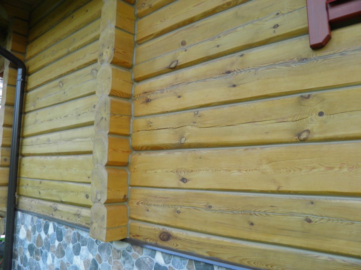 Dom uszczelniony kitem LOG HOME w kolorze szarym