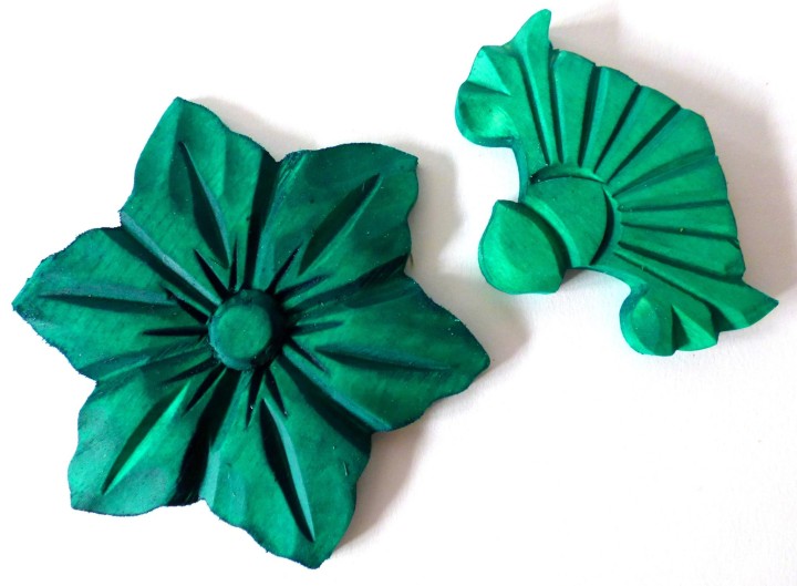 Zielony - listki pomalowane farbą lnianą Natura. Listek lewy pomalowany wielokrotnie, listek prawy jeden raz. Kolor widoczny na monitorze może różnić się od efektu uzyskanego przez klienta.