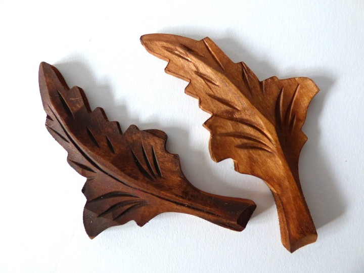 Orzech - listki pomalowane farbą lnianą Natura. Listek lewy pomalowany wielokrotnie, listek prawy jeden raz. Kolor widoczny na monitorze może różnić się od efektu uzyskanego przez klienta.