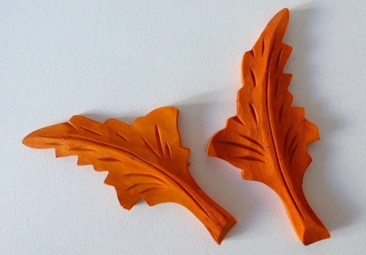 Oregon - listki pomalowane farbą lnianą Natura. Listek lewy pomalowany wielokrotnie, listek prawy jeden raz. Kolor widoczny na monitorze może różnić się od efektu uzyskanego przez klienta.