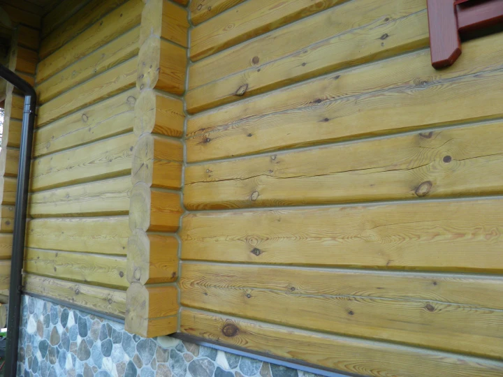 Dom uszczelniony kitem LOG HOME w kolorze szarym
