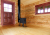 Wnętrze domu uszczelnionego kitem LOG HOME
 w kolorze sosna