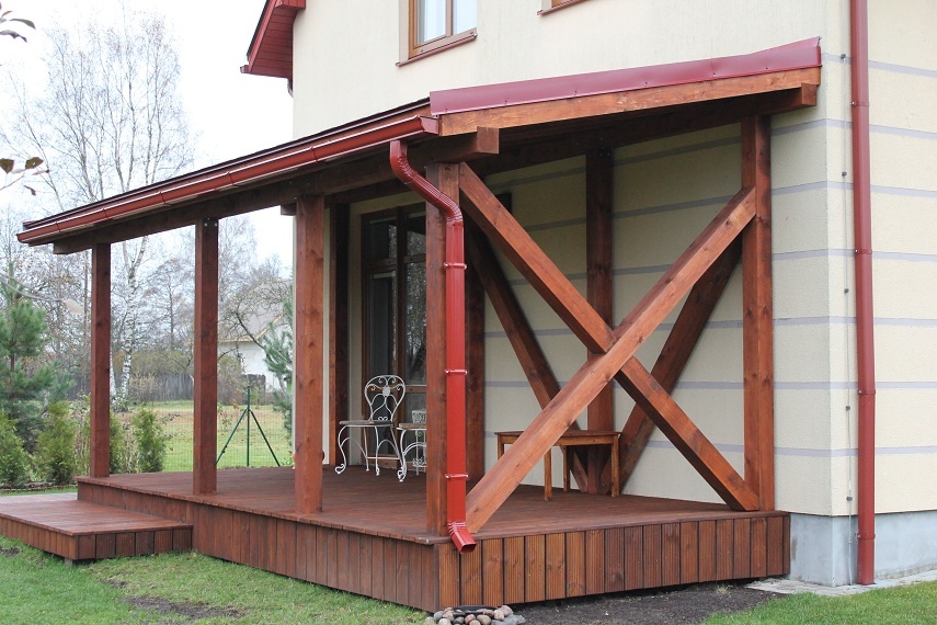 Drewniane weranda malowana farbą Natura w kolorze jasny orzech